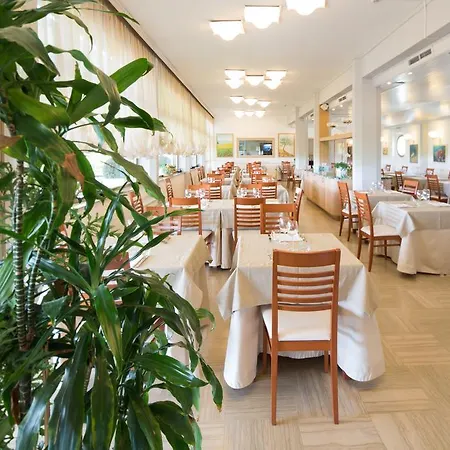 Отель Esplanade 3*