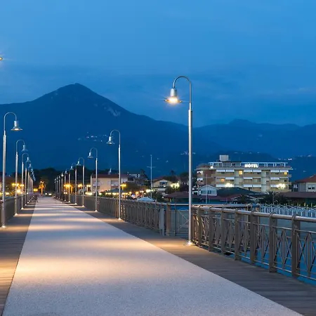 Отель Esplanade 3*