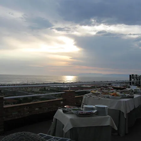 Esplanade 3* Марина-ди-Пьетрасанта